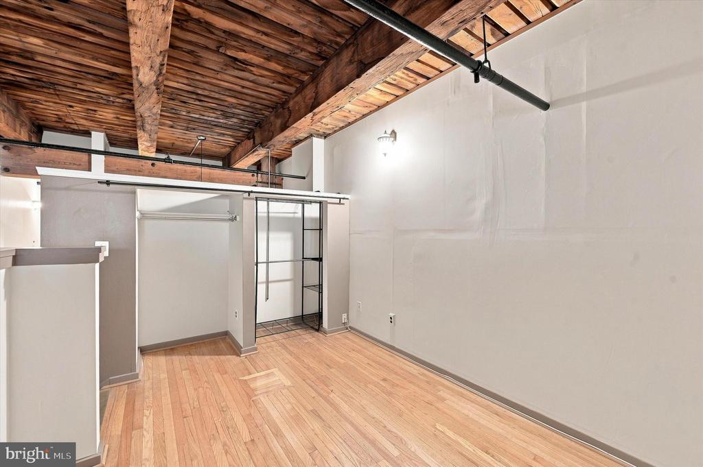 1010 RACE STREET Unit: 2E