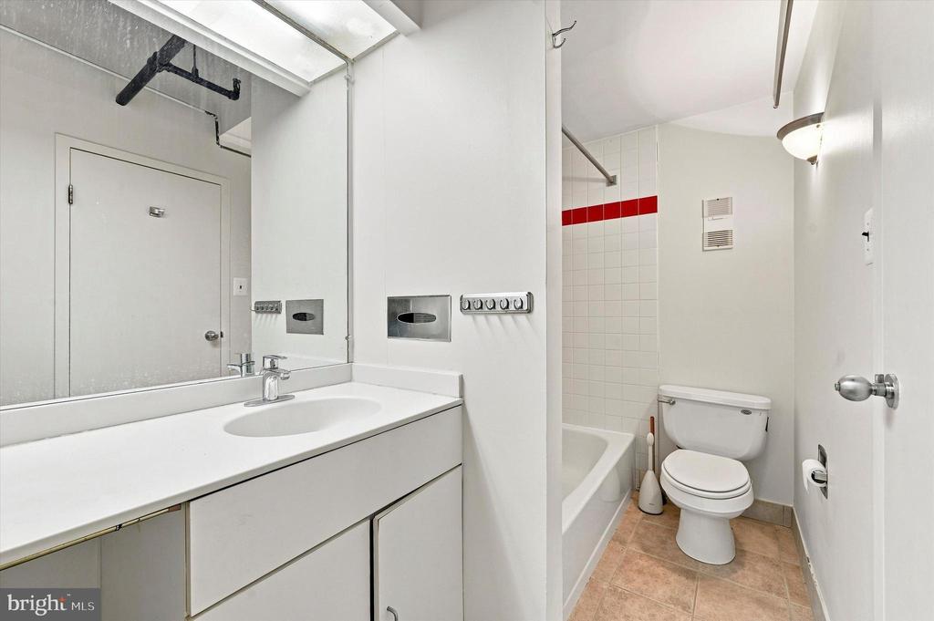 1010 RACE STREET Unit: 2E