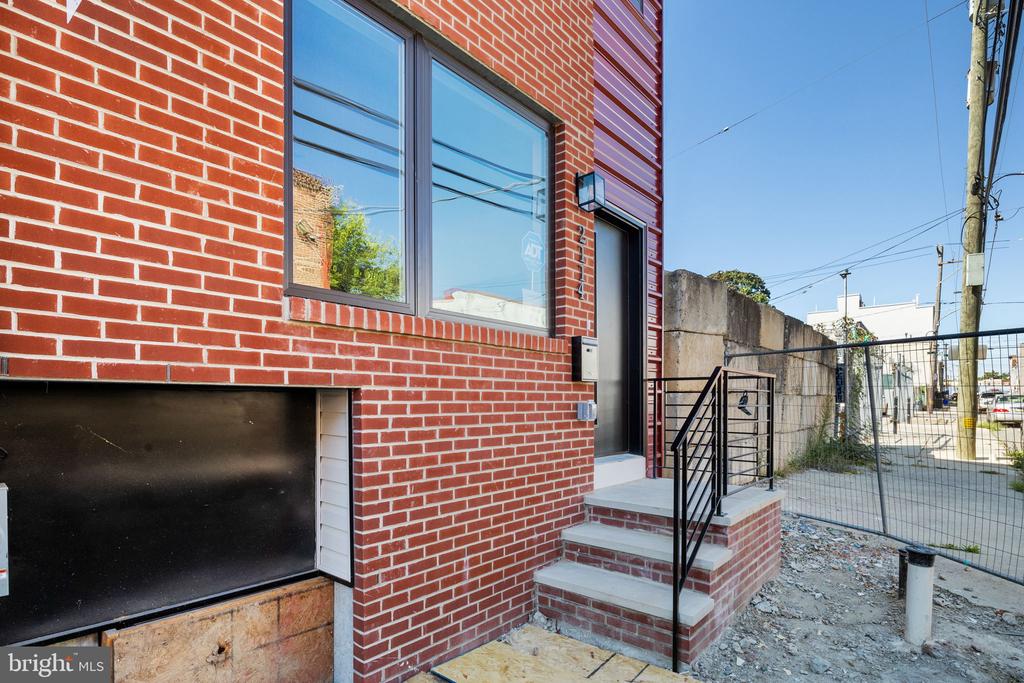 2114 E RUSH STREET