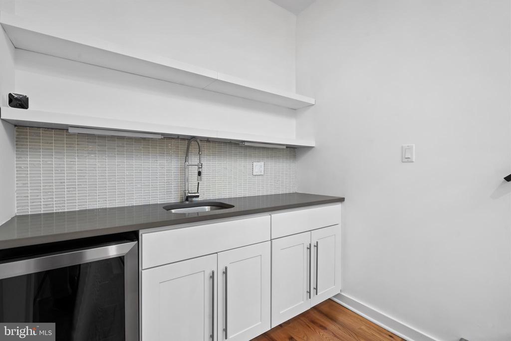 412 MOYER STREET Unit: 11