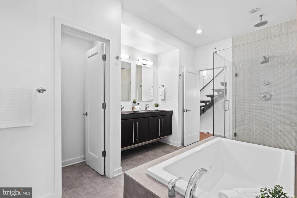 412 MOYER STREET Unit: 11