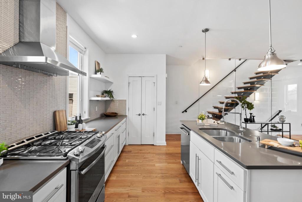 412 MOYER STREET Unit: 11