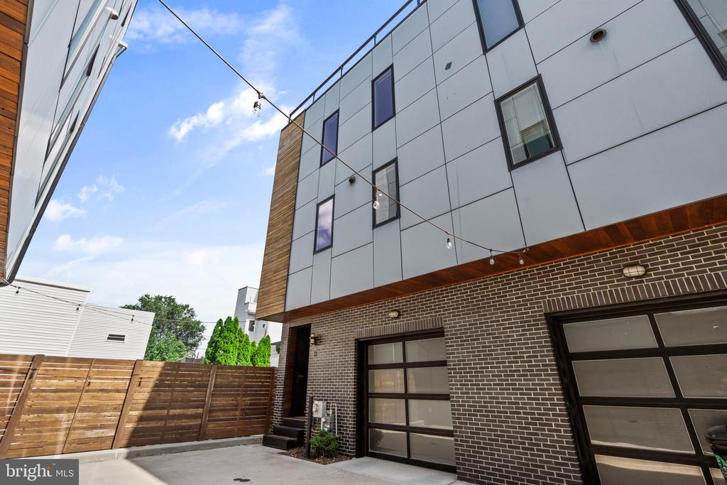 412 MOYER STREET Unit: 11
