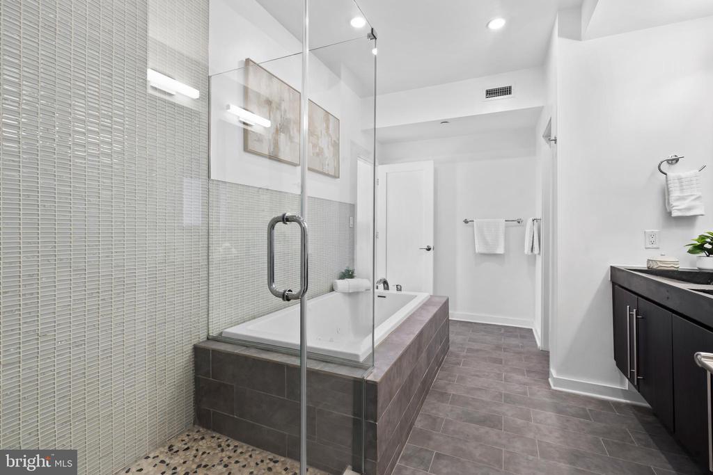 412 MOYER STREET Unit: 11