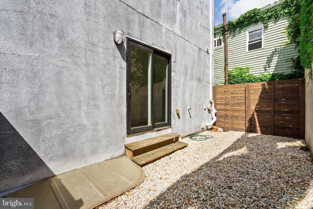 412 MOYER STREET Unit: 11