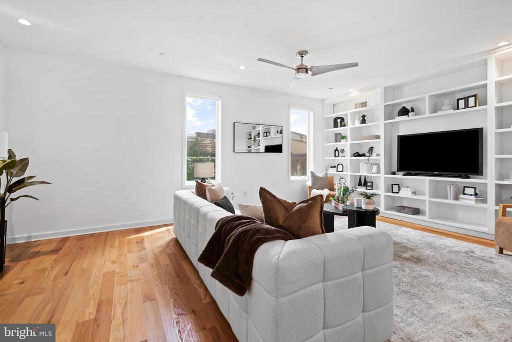 412 MOYER STREET Unit: 11