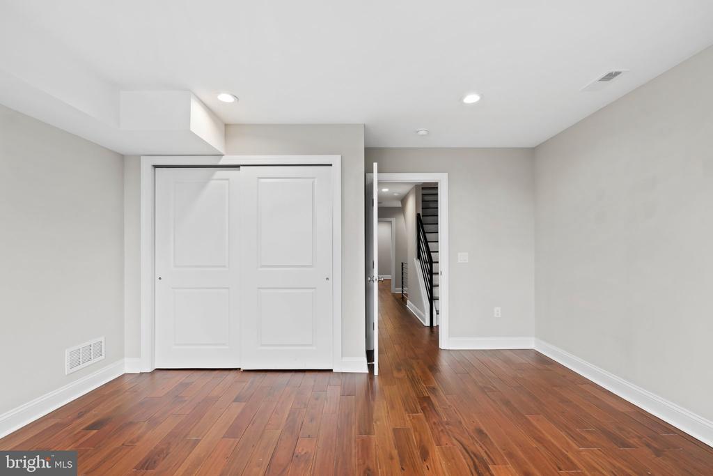 1600 N BODINE STREET