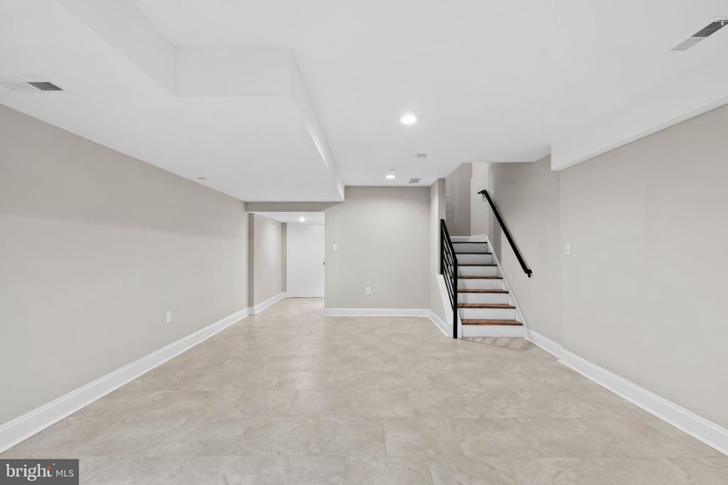 1600 N BODINE STREET