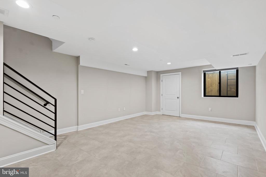1600 N BODINE STREET