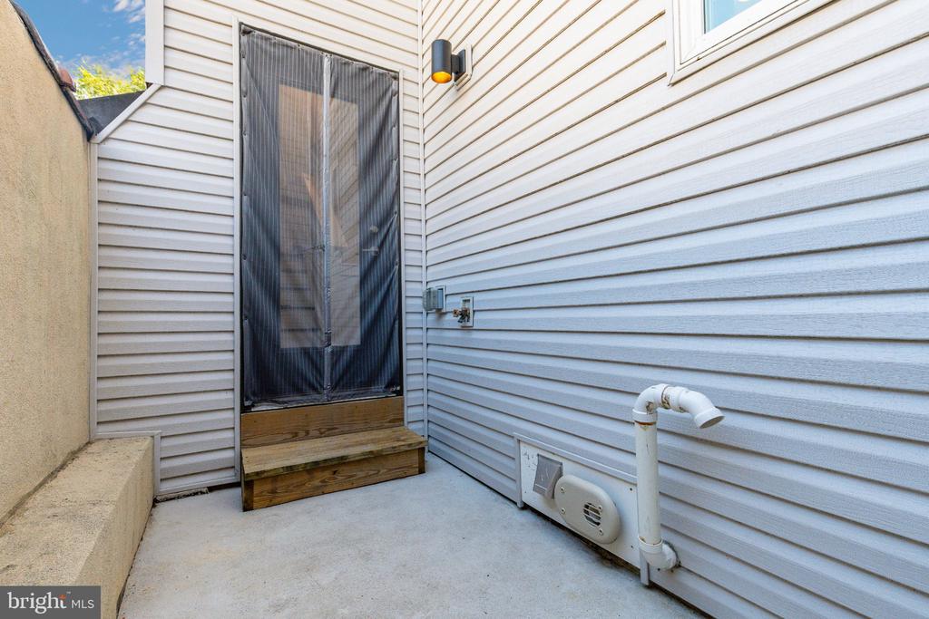 423 E FLORA STREET