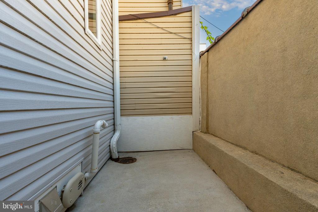 423 E FLORA STREET