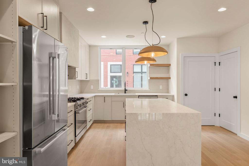 952 N 6TH STREET