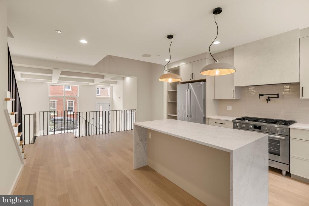 952 N 6TH STREET