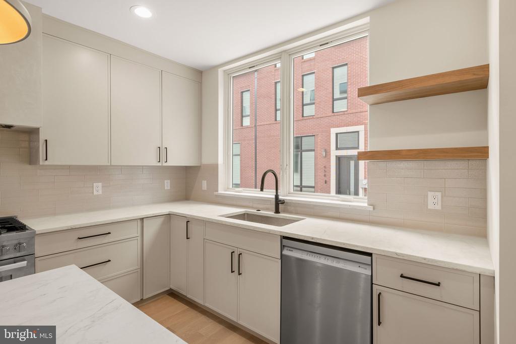 952 N 6TH STREET