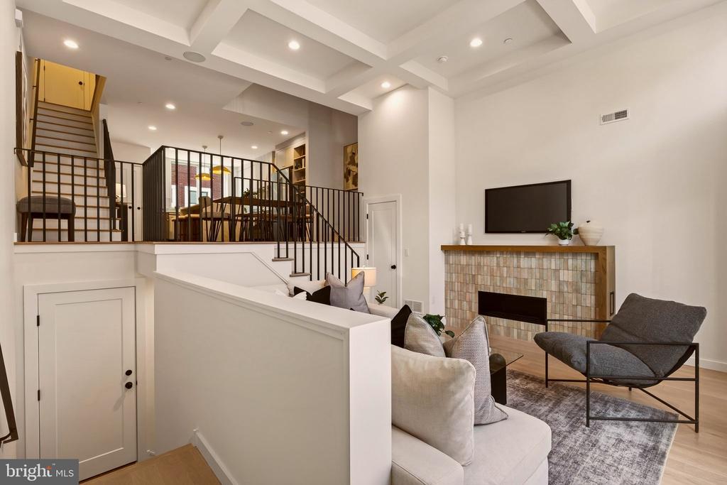 960 N 6TH STREET