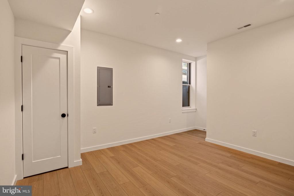 960 N 6TH STREET