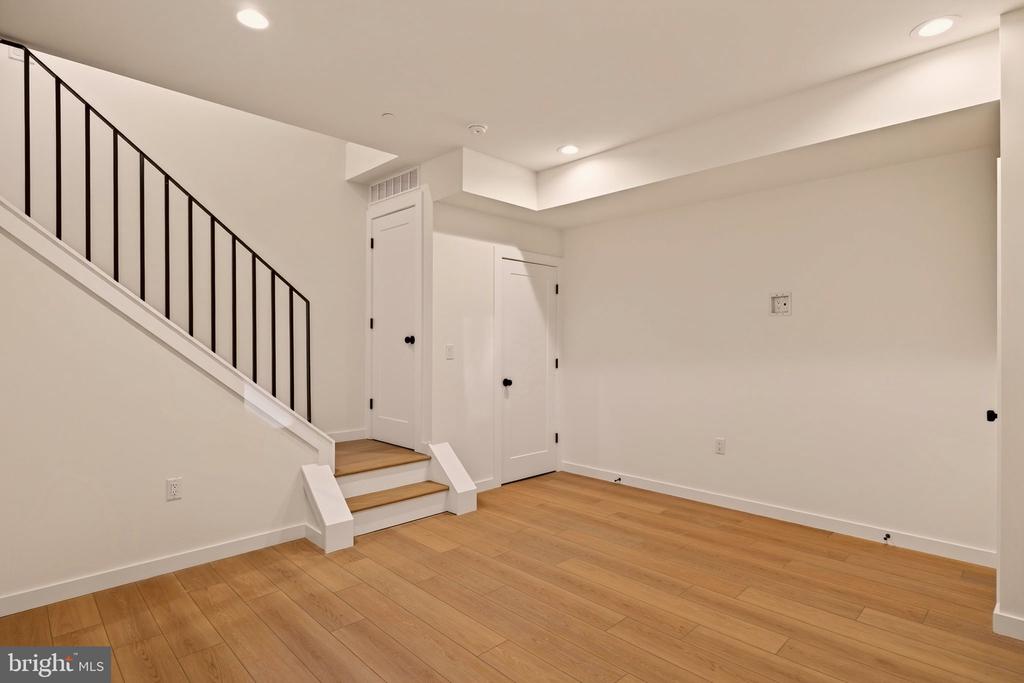 960 N 6TH STREET