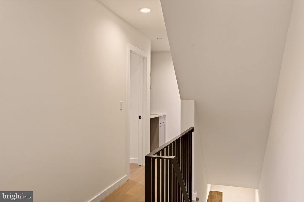 960 N 6TH STREET