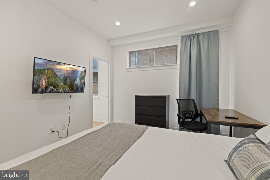119 GREENWICH STREET Unit: 8