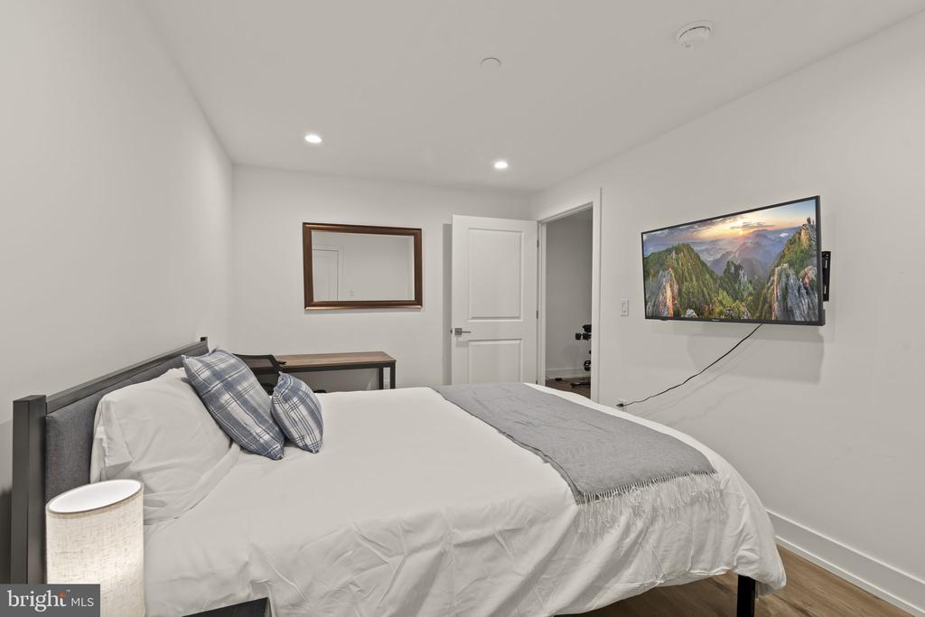 119 GREENWICH STREET Unit: 8