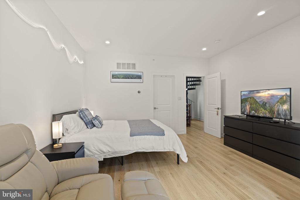 119 GREENWICH STREET Unit: 8