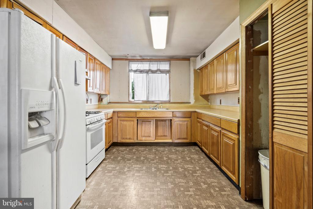 4236 LAWNSIDE ROAD