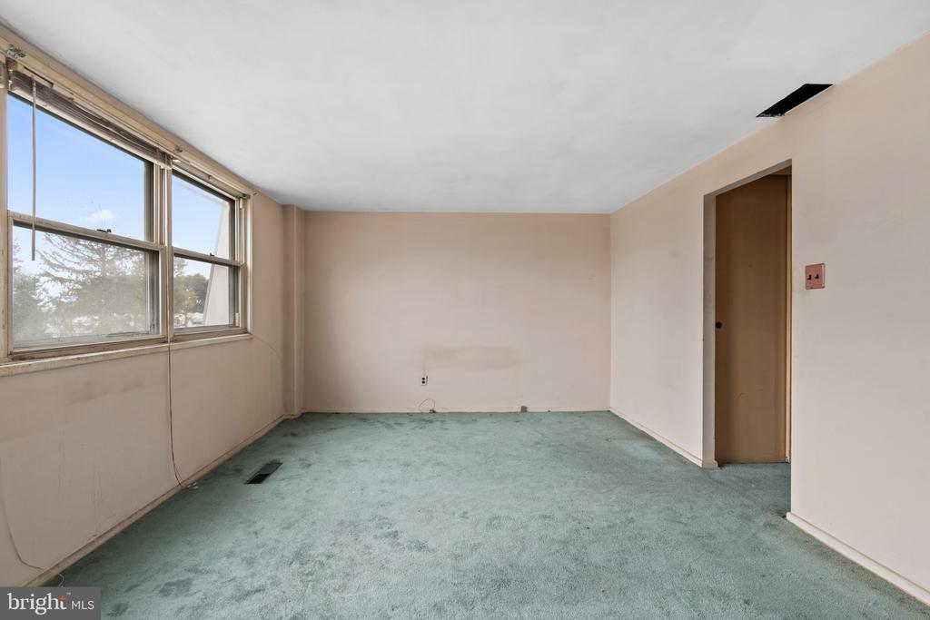 4236 LAWNSIDE ROAD