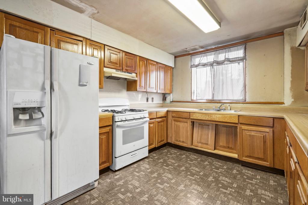 4236 LAWNSIDE ROAD