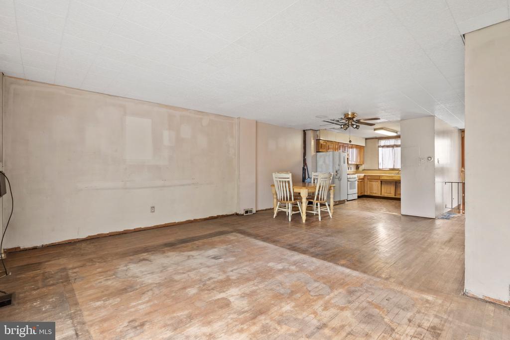 4236 LAWNSIDE ROAD