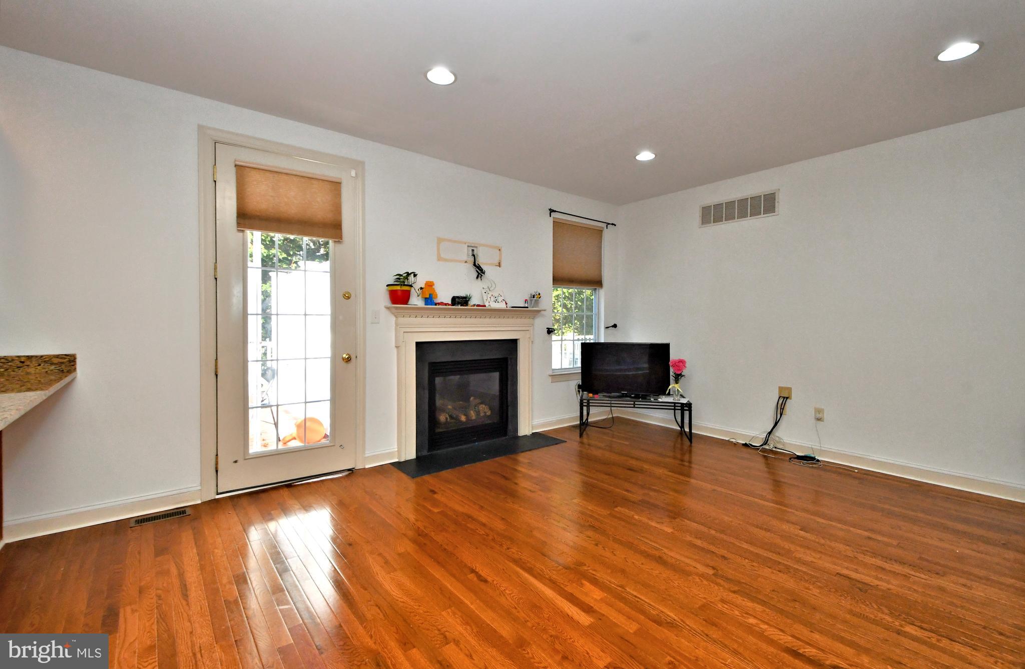 416 Oxford Ln
