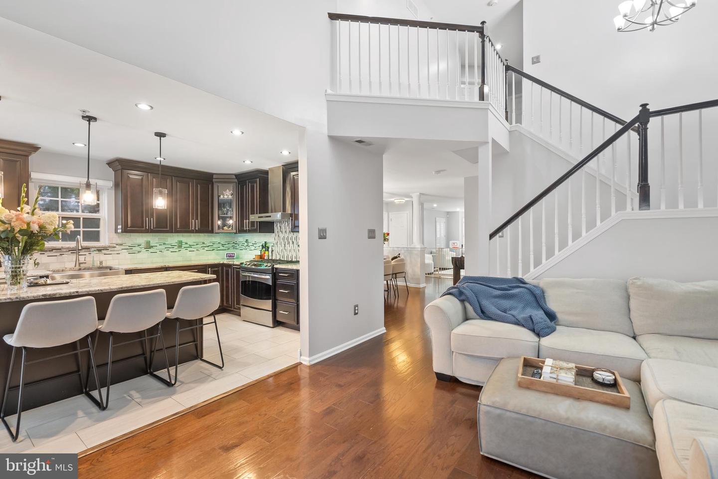 101 Oaktree Ct