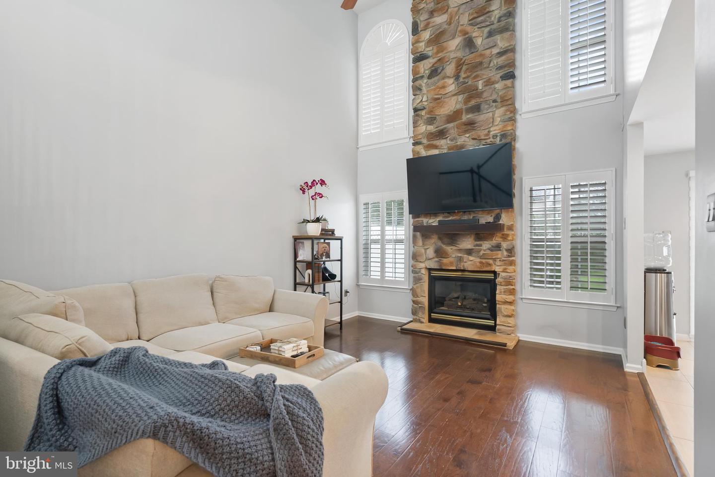 101 Oaktree Ct