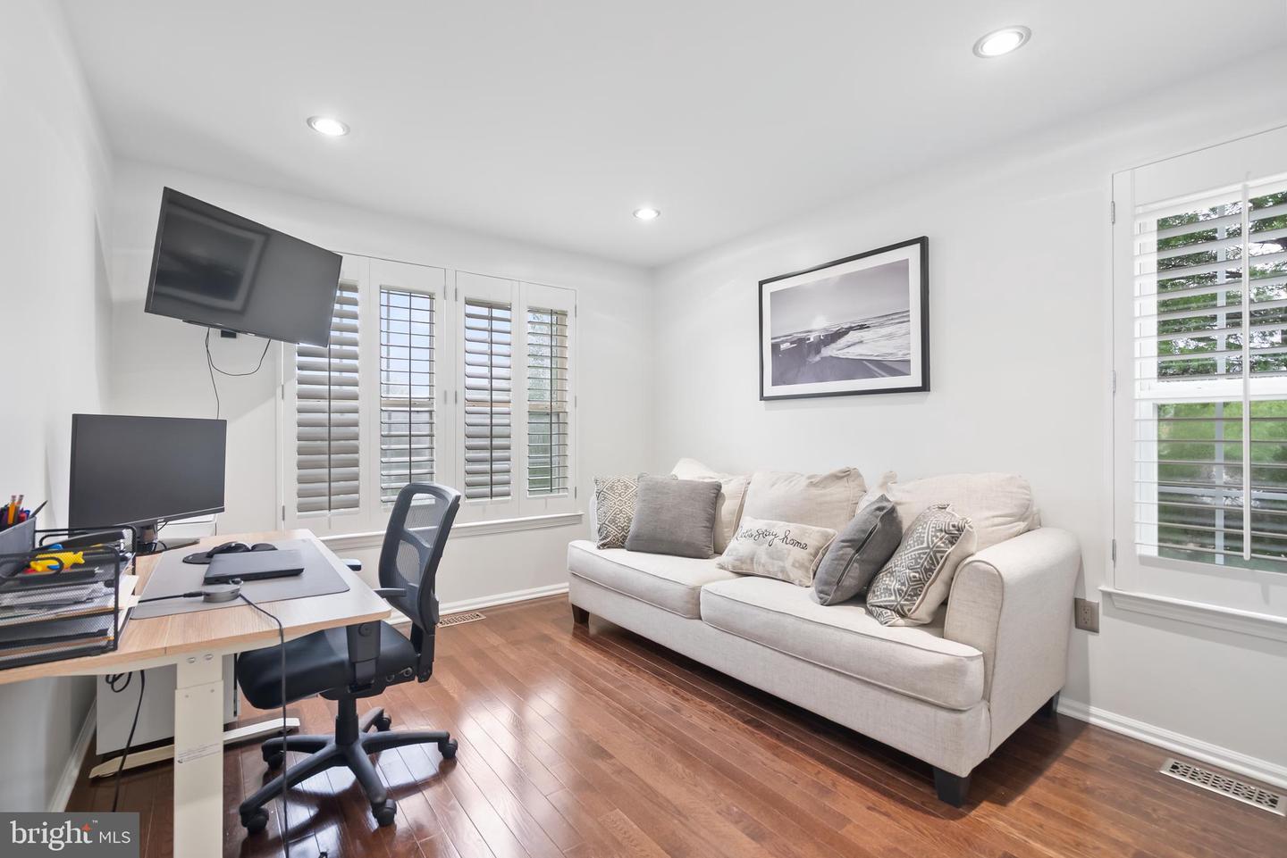 101 Oaktree Ct