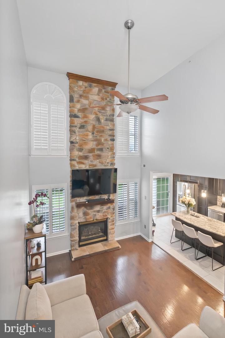 101 Oaktree Ct