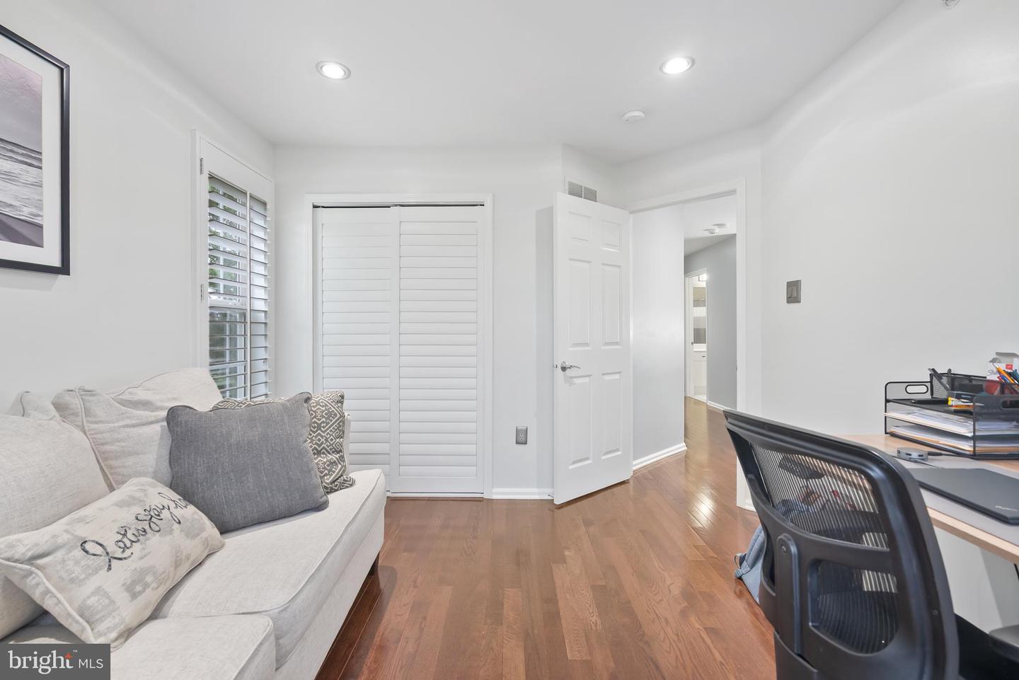 101 Oaktree Ct