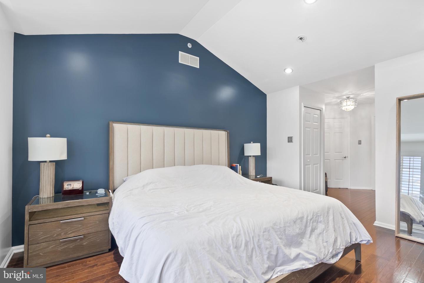 101 Oaktree Ct