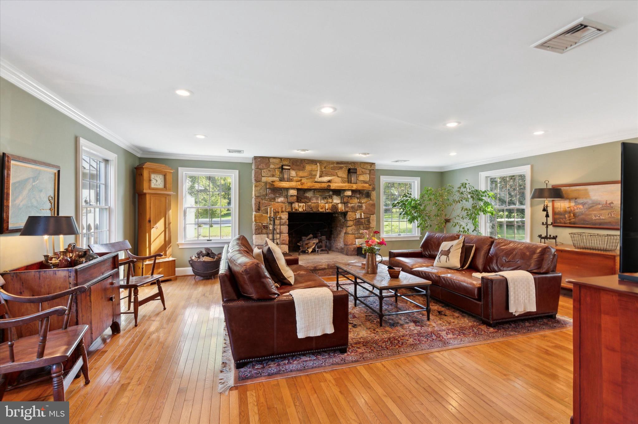 825 Symphony Ln