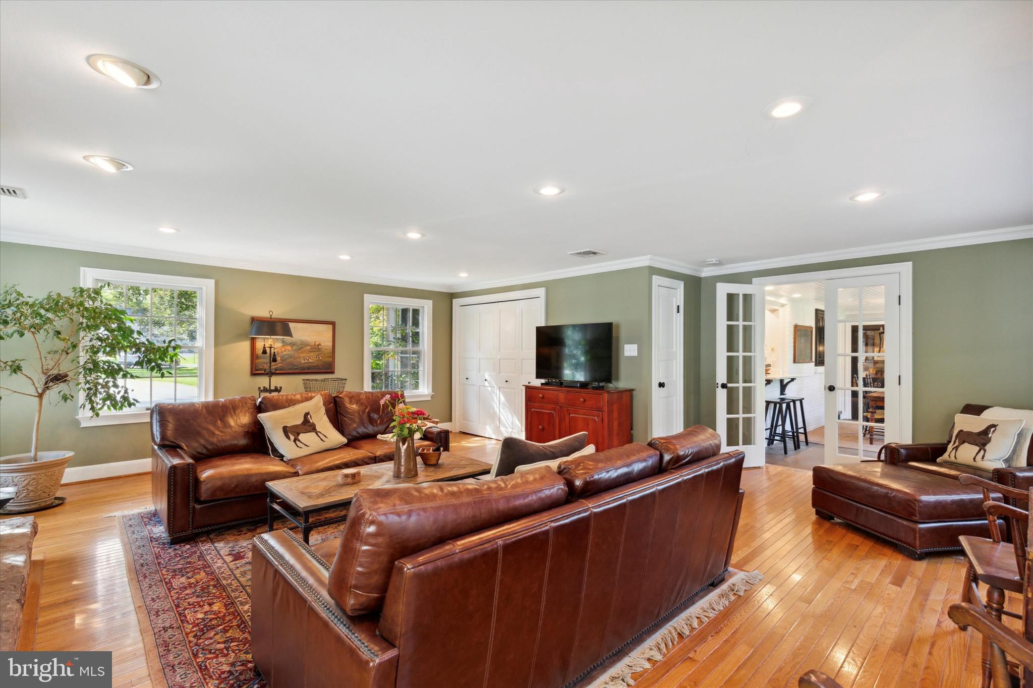 825 Symphony Ln