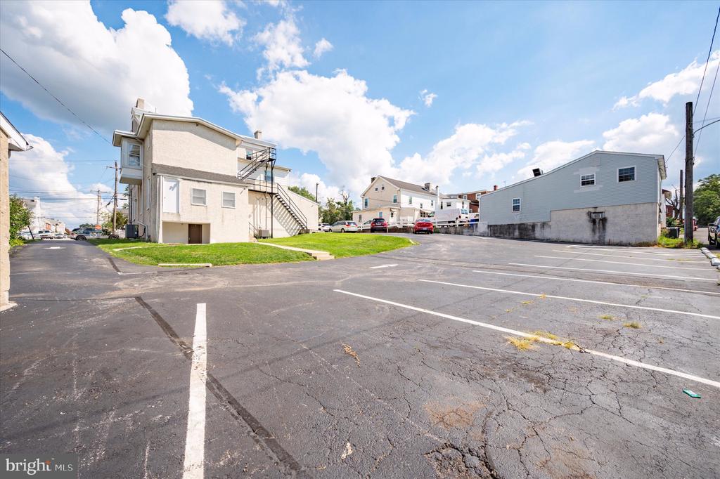 700 Dekalb St