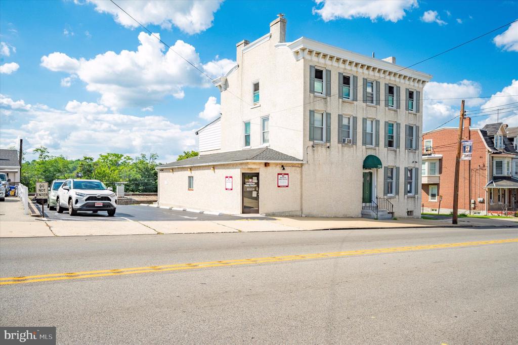 700 Dekalb St