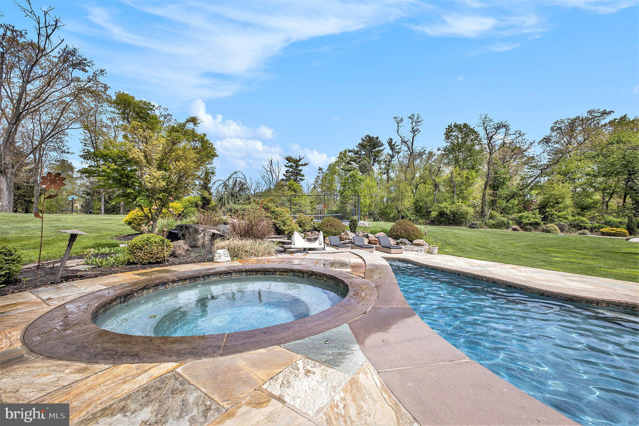 825 Lewis Ln