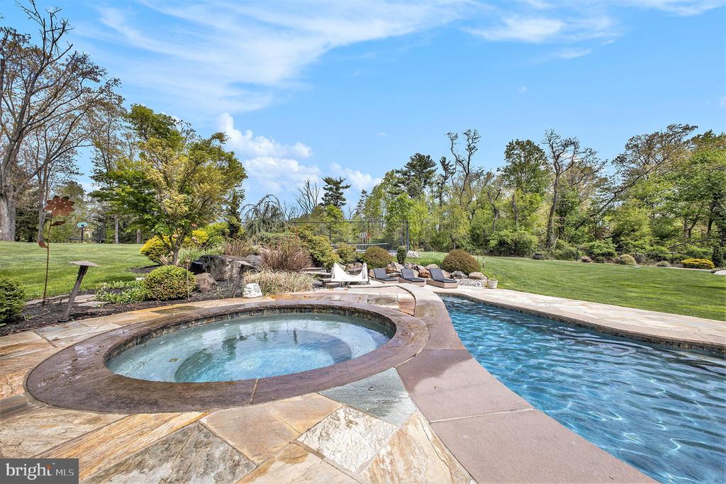 825 Lewis Ln