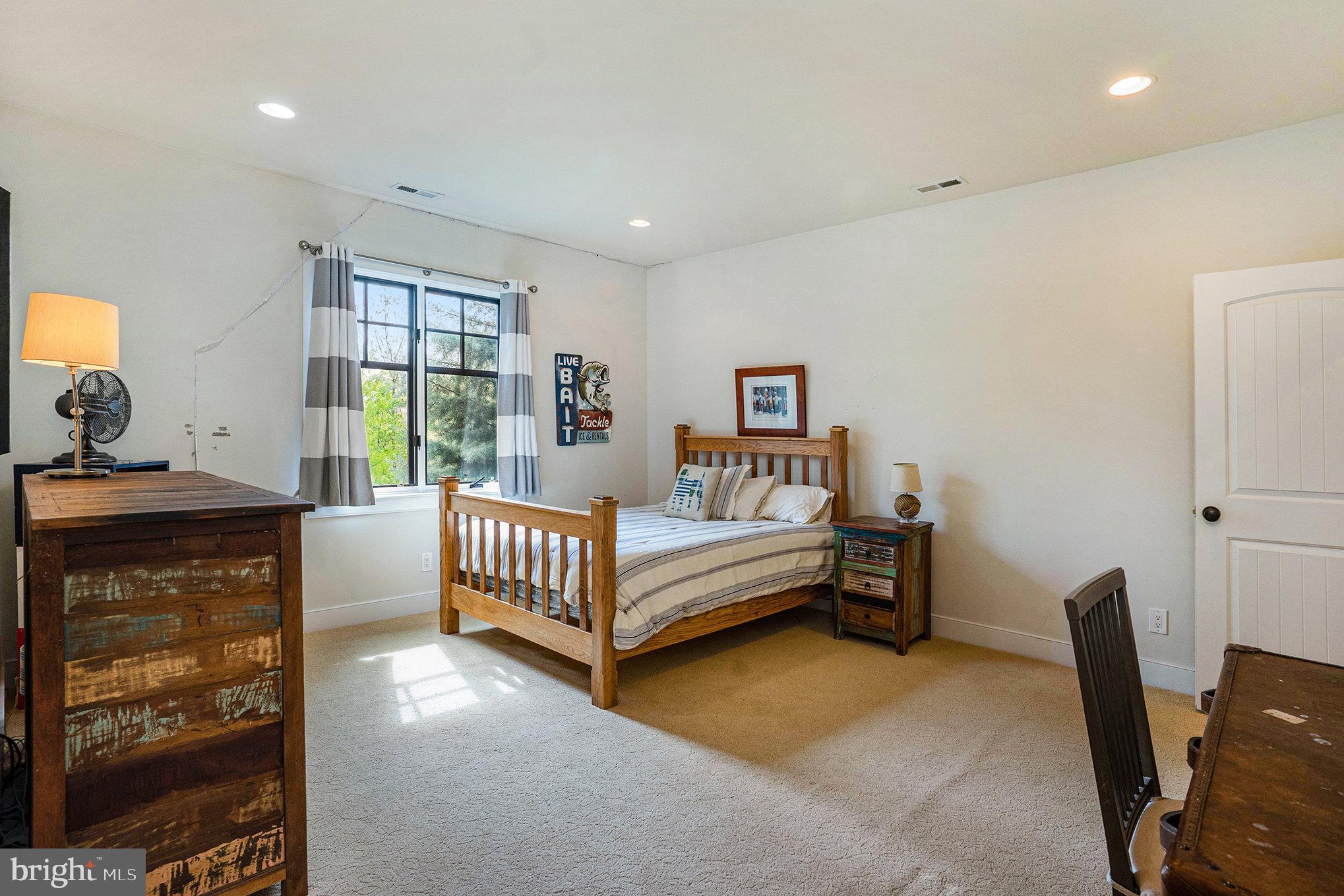 825 Lewis Ln