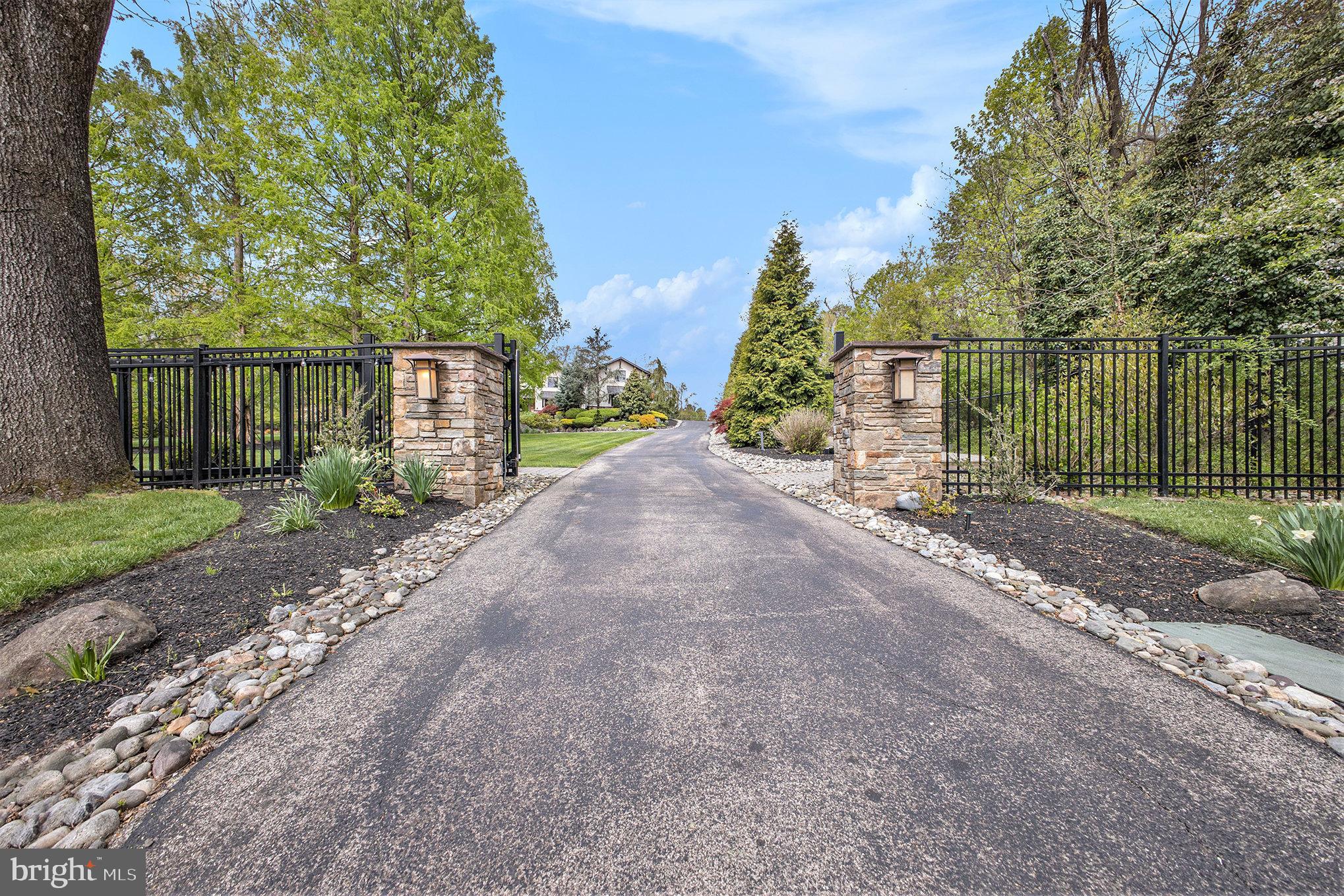 825 Lewis Ln