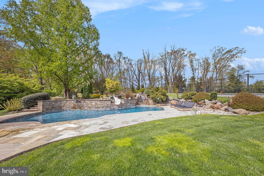 825 Lewis Ln