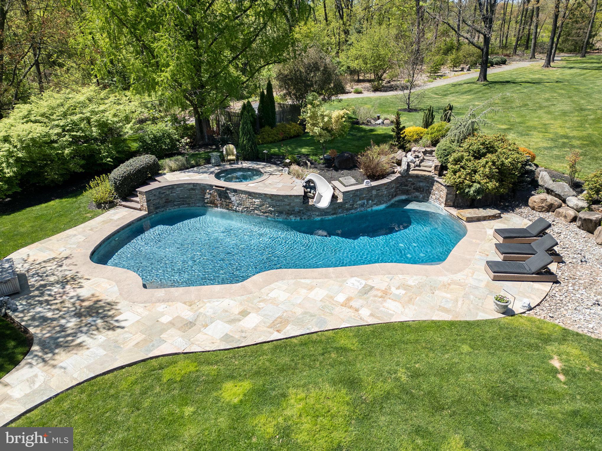 825 Lewis Ln