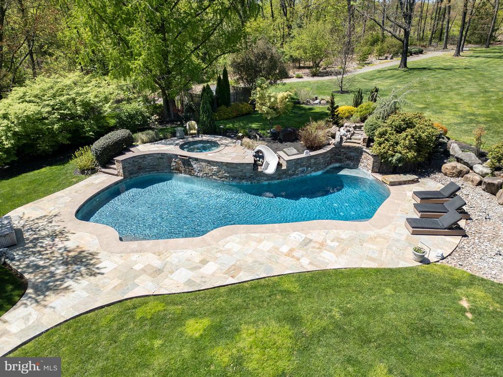 825 Lewis Ln