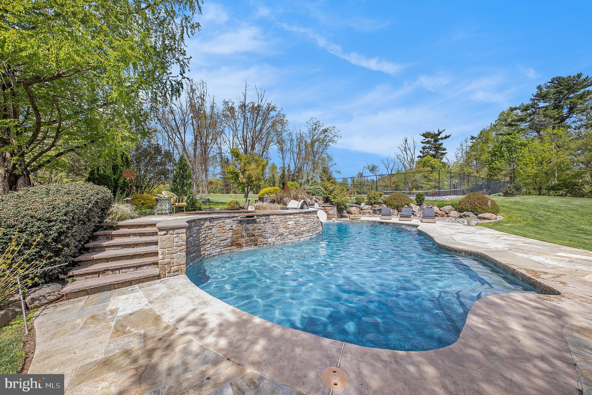 825 Lewis Ln