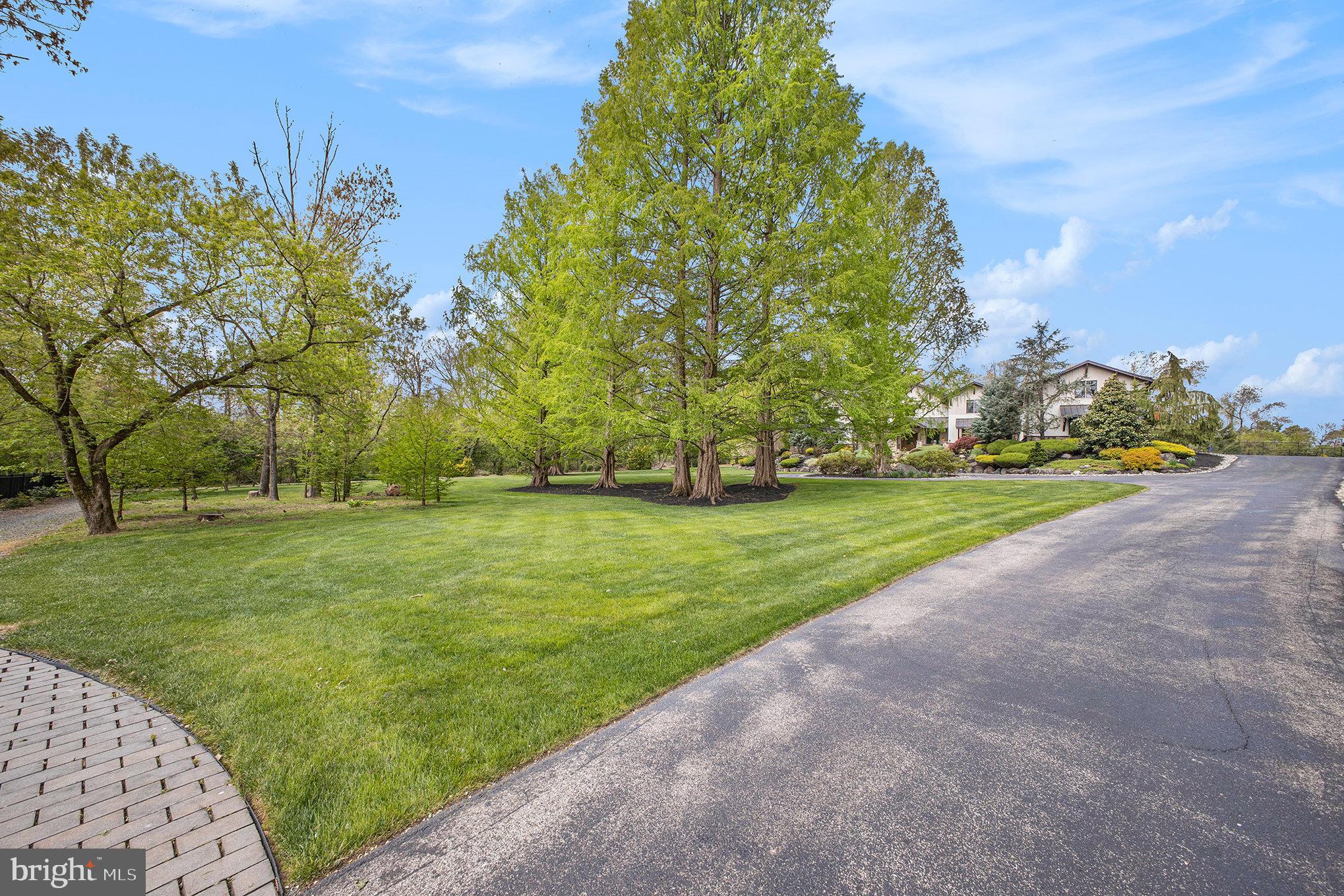 825 Lewis Ln