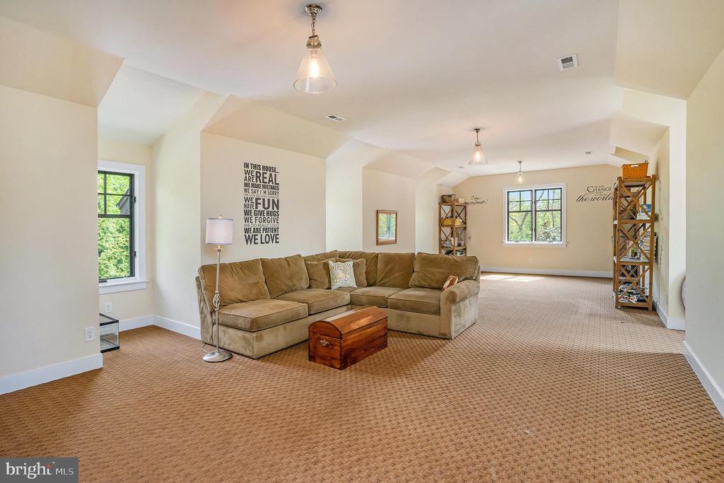 825 Lewis Ln
